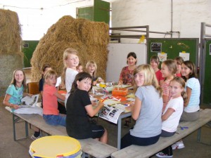 Bastelstunde bei den Reiterferien